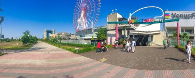 TOKYO, JAPONYAN - 22 Mayıs 2016: Güneşli bir bahar gününde Tokyo Odaiba 'da gezinti. Panoramik görünüm.