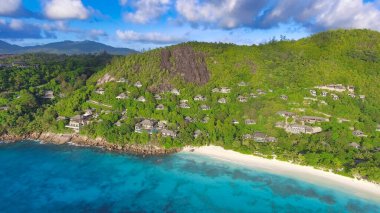 Mahe, Seyşeller. Güneşli bir günde İHA 'dan inanılmaz bir hava manzarası.