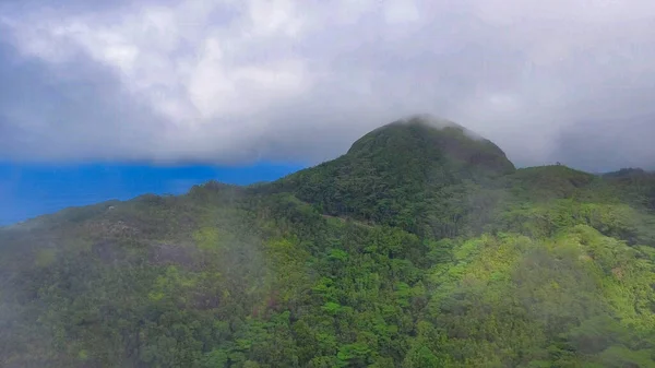 Mahe Seychelles 多雾天气下的高山和海岸线全景 — 图库照片