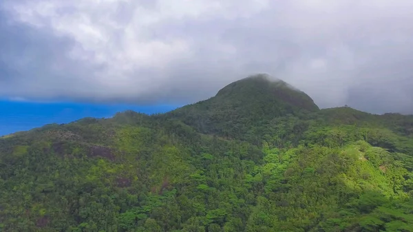 マヘセーシェル 霧の多い日の山と海岸線の空中風景 — ストック写真