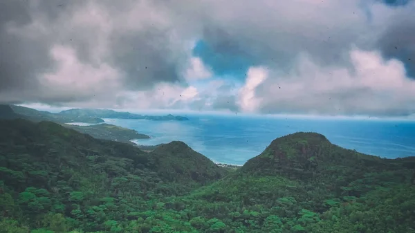 マヘセーシェル 霧の多い日の山と海岸線の空中風景 — ストック写真
