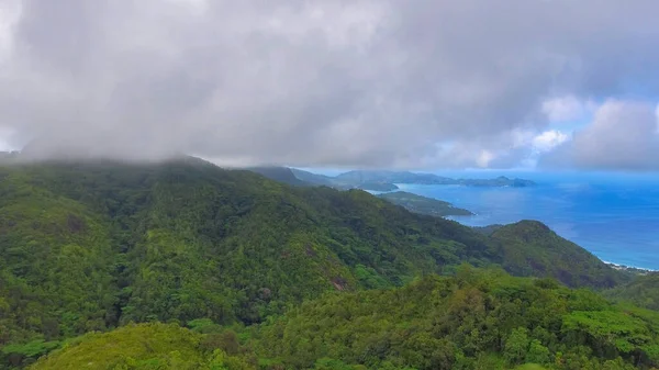 Mahe Seychelles Вид Воздуха Горы Побережье Туманный День — стоковое фото