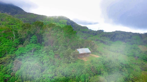 Mahe Seychelles 多雾天气下的高山和海岸线全景 — 图库照片