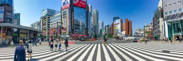 2016年5月21日 新宿街道上的游客和当地人 全景视图 — 图库照片