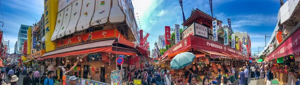 2016年5月19日 春の晴れた日に上野の観光客とストリートマーケット パノラマビュー — ストック写真