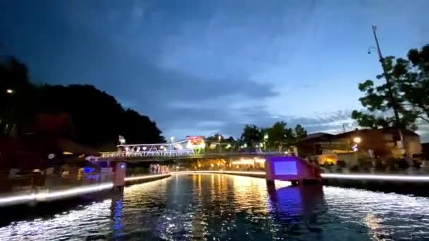MALACCA, MALÁSIA - 29 DE DEZEMBRO DE 2019: Cruzeiro de barco ao longo do rio da cidade ao pôr do sol — Vídeo de Stock
