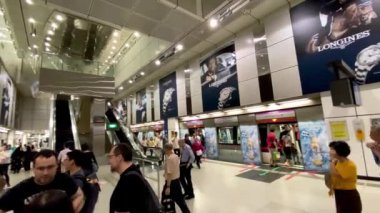 ŞARKI - 1 HAZİRAN 2020: Metro istasyonunda tren bekleyen turistler ve yerel halk