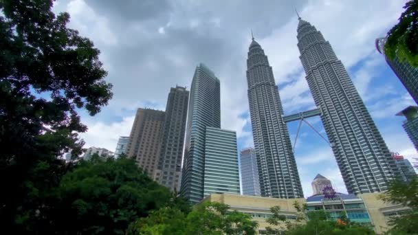 KUALA LUMPUR, MALAYSIA - 28 de dezembro de 2019: Vista incrível das Torres Gêmeas Petronas em um dia nublado, Malásia — Vídeo de Stock
