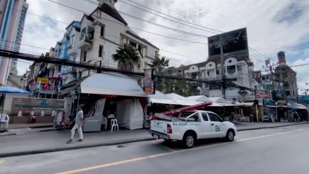 PHUKET, THAILAND - 17. prosince 2019: Patong ulice v oblačném dni s městskou dopravou — Stock video