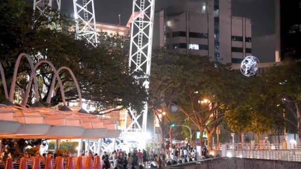 SINGAPUR - 3 DE ENERO DE 2020: Parque de atracciones por la noche en Clarke Quay — Vídeos de Stock