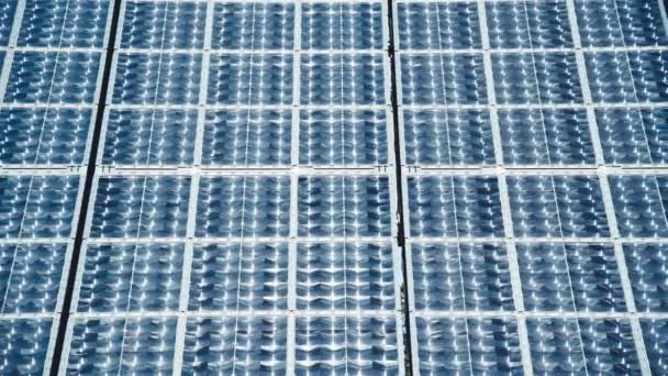 太阳能农场。农村太阳能板的细部慢动作 — 图库视频影像