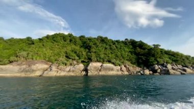 Tayland kıyıları Phuket bölgesinde hareket halindeki bir tekneden görüldüğü gibi.