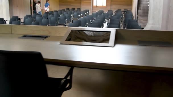 Sala de reuniões vazia, interior de negócios moderno Movimento lento — Vídeo de Stock