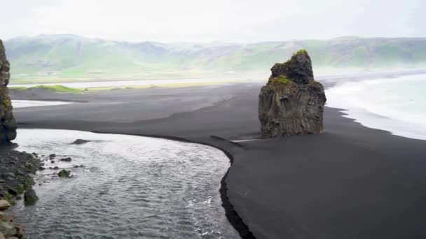 Islande Reynisfjara plage noire en saison estivale Mouvement lent — Video