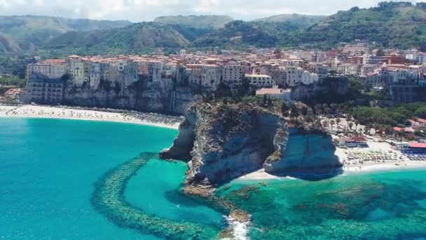 Costa de Calabria en temporada de verano. skyline de Tropea con océano cristalino — Vídeo de stock