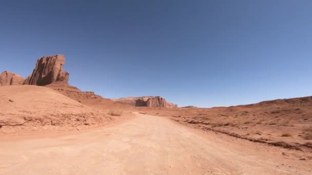 Atravessando Mounument Valley na temporada de verão, vista da frente do carro — Vídeo de Stock