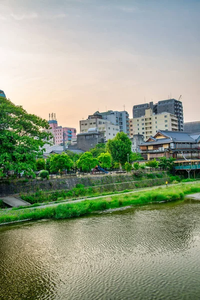 Kyoto Japan Maj 2016 Rzeka Panorama Miasta Pochmurne Popołudnie — Zdjęcie stockowe