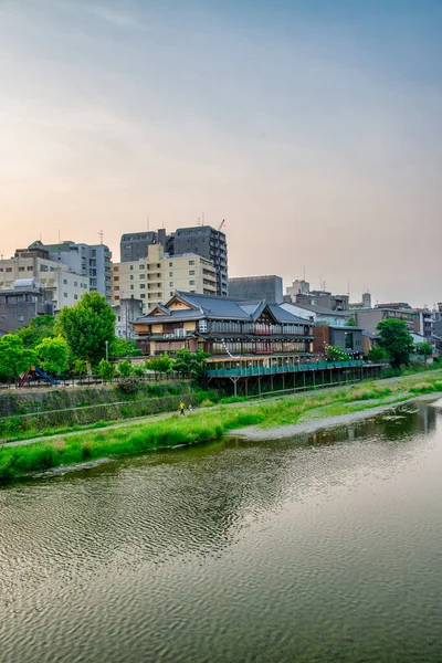 Kyoto Japonsko Květen 2016 Městská Řeka Panorama Zamračeném Odpoledni — Stock fotografie