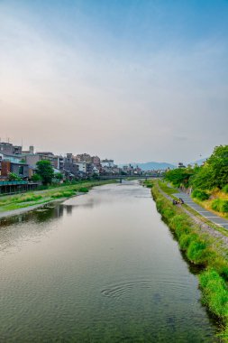 Kyoto nehri ve gökyüzü bulutlu bir öğleden sonra, Japonya