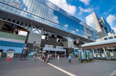 KYOTO, JAPONYA - MAYIS 2016: Merkezi tren istasyonu boyunca modern şehir silüeti.