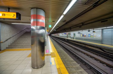 KYOTO, JAPONYA - MAYIS 2016: Geceleri boş metro istasyonu.