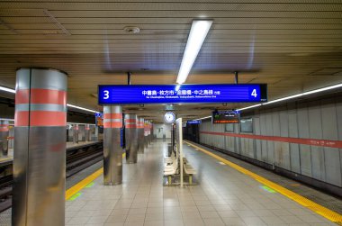 KYOTO, JAPONYA - MAYIS 2016: Geceleri boş metro istasyonu.