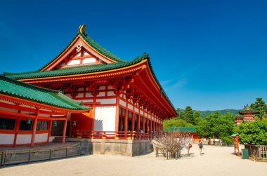 KYOTO, JAPONYA - Mayıs 2016: Güneşli bir günde Shinto Tapınağı.