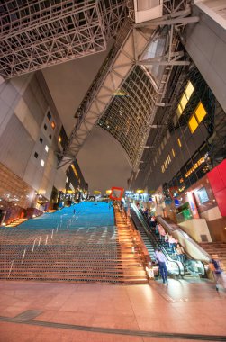 KYOTO, JAPONYA - MAYIS 2016: Geceleri merkez tren istasyonunun içi.