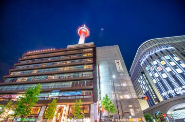 KYOTO, JAPONYA - MAYIS 2016: Şehir kulesi ve merkez tren istasyonu boyunca gece boyunca modern binalar.