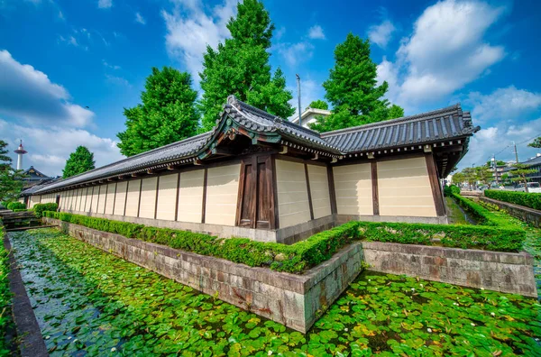 京都市塔を背に京都の美しい神社 — ストック写真