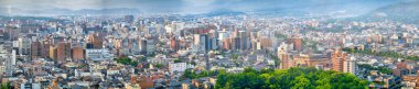 Kyoto, Japonya. Gün batımında şehrin panoramik hava manzarası ufuk çizgisi.