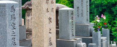 KYOTO, JAPONYA - 28 Mayıs 2016: Bulutlu bir günde Otani Mezarlığı.