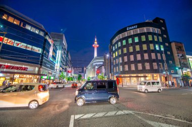 KYOTO, JAPONYA - MAYIS 2016: Geceleri merkez caddeler boyunca trafik.