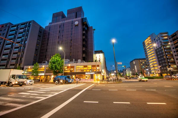 京都市 2016年5月 夜の中心街沿いの都市交通 — ストック写真