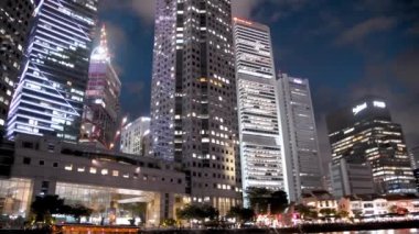 SINGAPORE - 1 Ocak 2020: Marina Körfezi bölgesindeki Singapur gökdelenlerinin gece silueti