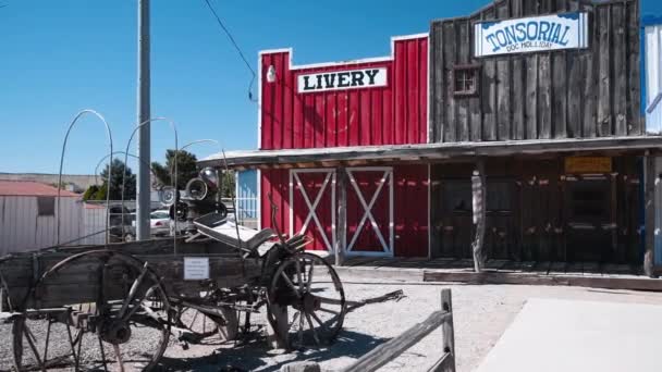 SELIGMAN, États-Unis - JUIN 2018 : Les célèbres maisons en bois colorées sont une attraction touristique — Video