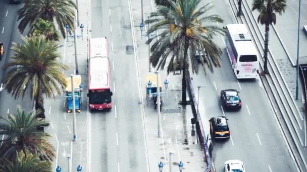 巴塞罗那- 2018年5月11日：巴塞罗那大道交通的空中景观慢动作 — 图库视频影像