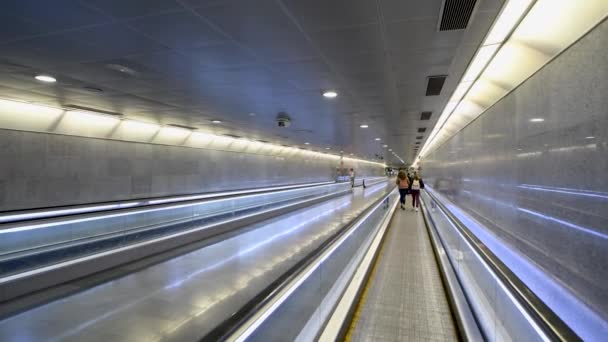 BARCELONA - MAJ 11, 2018: Turyści wzdłuż stacji metra schodów ruchomych — Wideo stockowe