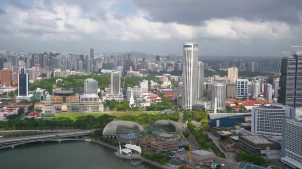 CINGAPURA - JANEIRO 2, 2020: Vista aérea do horizonte de Marina Bay de um telhado da cidade — Vídeo de Stock