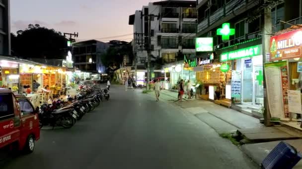 AO NANG, THAILAND - 26 ΔΕΚΕΜΒΡΙΟΥ 2019: Κυκλοφορία κατά μήκος του πεζόδρομου της πόλης τη νύχτα — Αρχείο Βίντεο