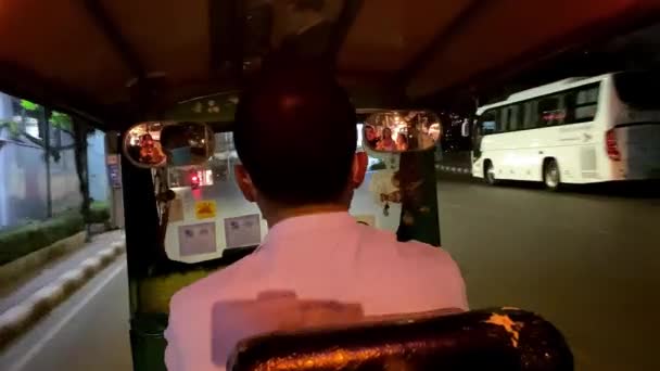 BANGKOK, Tajlandia - GRUDZIEŃ 14, 2019: Nocny ruch miejski widziany z poruszającego się TukTuk — Wideo stockowe