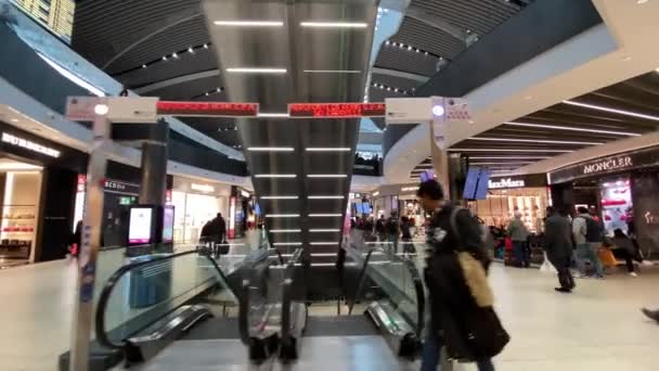 RZYM, WŁOCHY - GRUDZIEŃ 13, 2019: Wnętrze lotniska Leonardo da Vinci, znane jako Fiumicino — Wideo stockowe