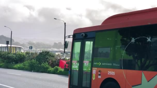 WELLINGTON, NIEUW ZEALAND - SEPTEMBER 6, 2018: Luchthaven stad weg met verkeer — Stockvideo