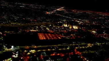 Las Vegas 'ın gece hava görüntüsü helikopterden yavaş çekimde, Nevada - ABD