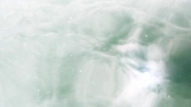 Göl suyundaki gökyüzü yansımaları