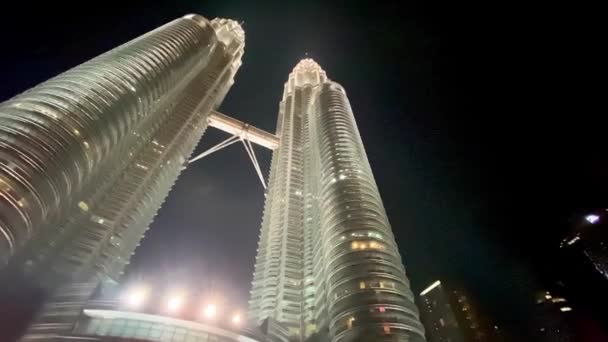 KUALA LUMPUR, MALAYSIA - 27. DEZEMBER 2019: Außenansicht der prächtigen Petronas-Türme bei Nacht — Stockvideo