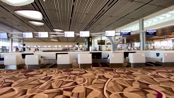 SINGAPUR - 5 DE ENERO DE 2020: Interior del Aeropuerto Internacional de Changi con turistas y lugareños — Vídeo de stock