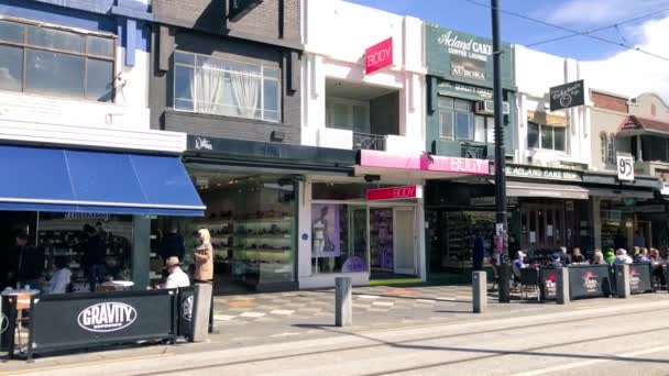 ST KILDA, AUSTRALIA - SEPTEMBER 2018: Panoramic view of the main shopping street in the city center — 비디오