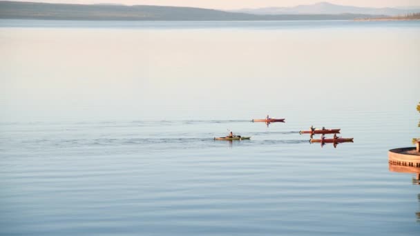 Yaz mevsiminde güzel bir dağ gölünde sessiz bir grup kano. — Stok video