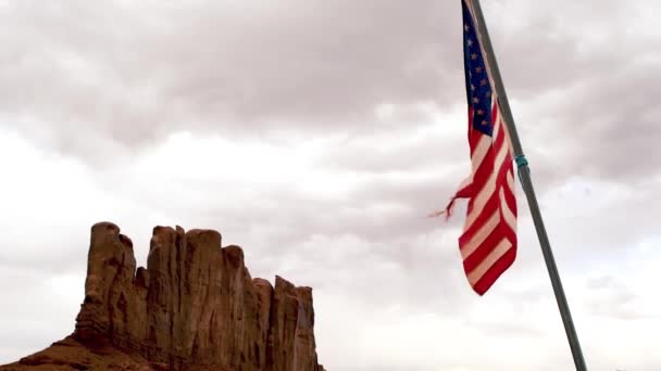 Acenando Bandeira Americana no Monument Valley ao pôr do sol, Arizona — Vídeo de Stock